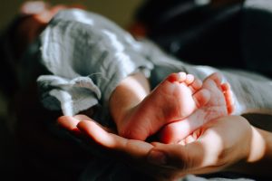 Le développement sensoriel de bébé : étapes et activités stimulantes