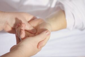 Massage bébé : les bienfaits insoupçonnés sur son développement